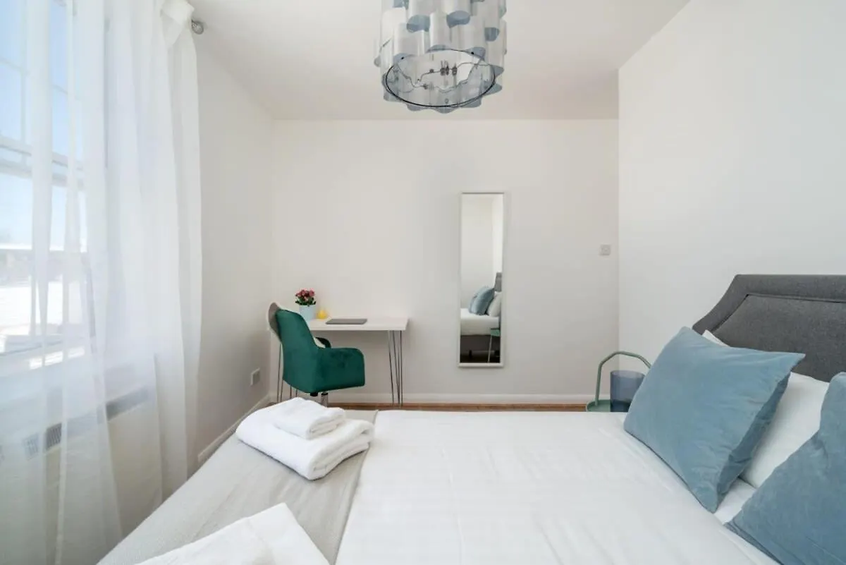 City Of London - Lovely Two Bedroom Apartment