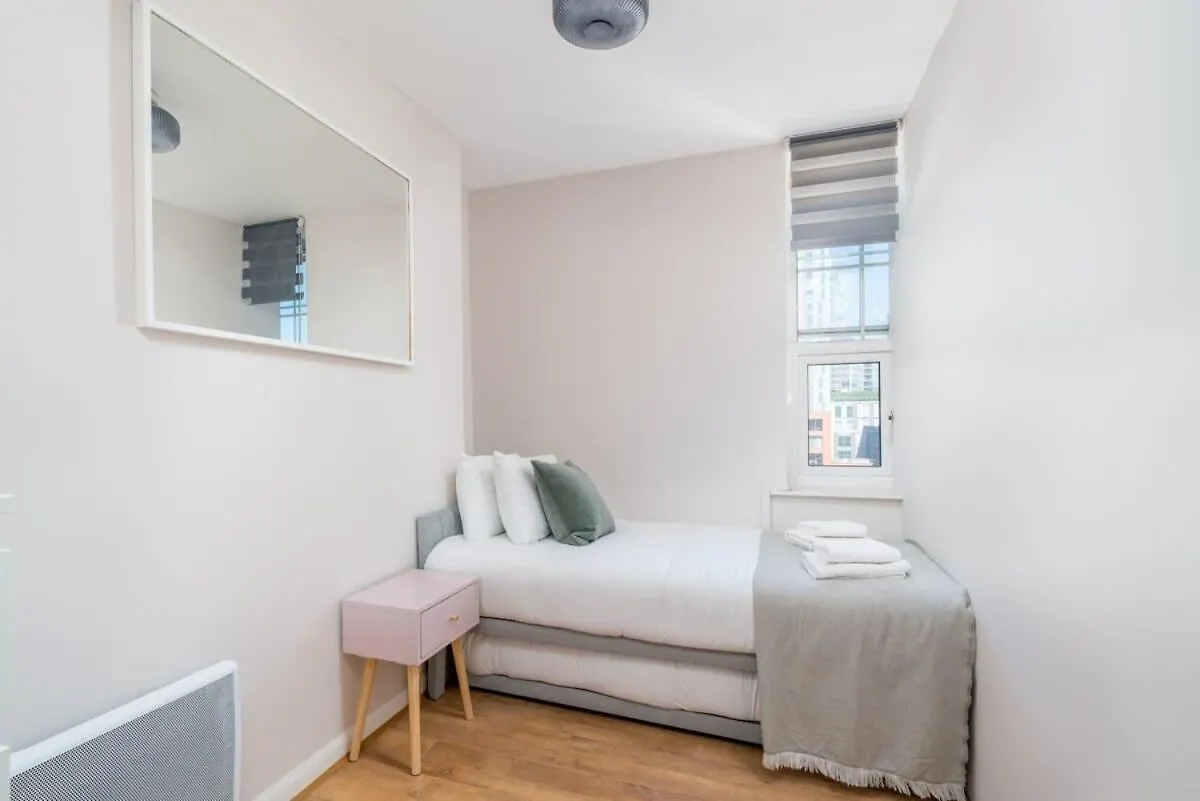 City Of London - Lovely Two Bedroom Apartment